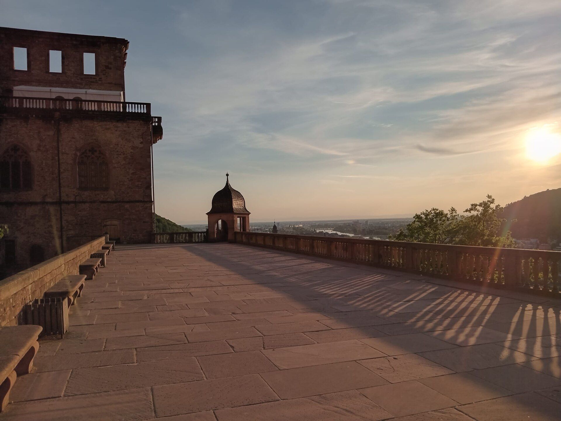 Großer Altan des Heidelberger Schlosses in der Abendsonne