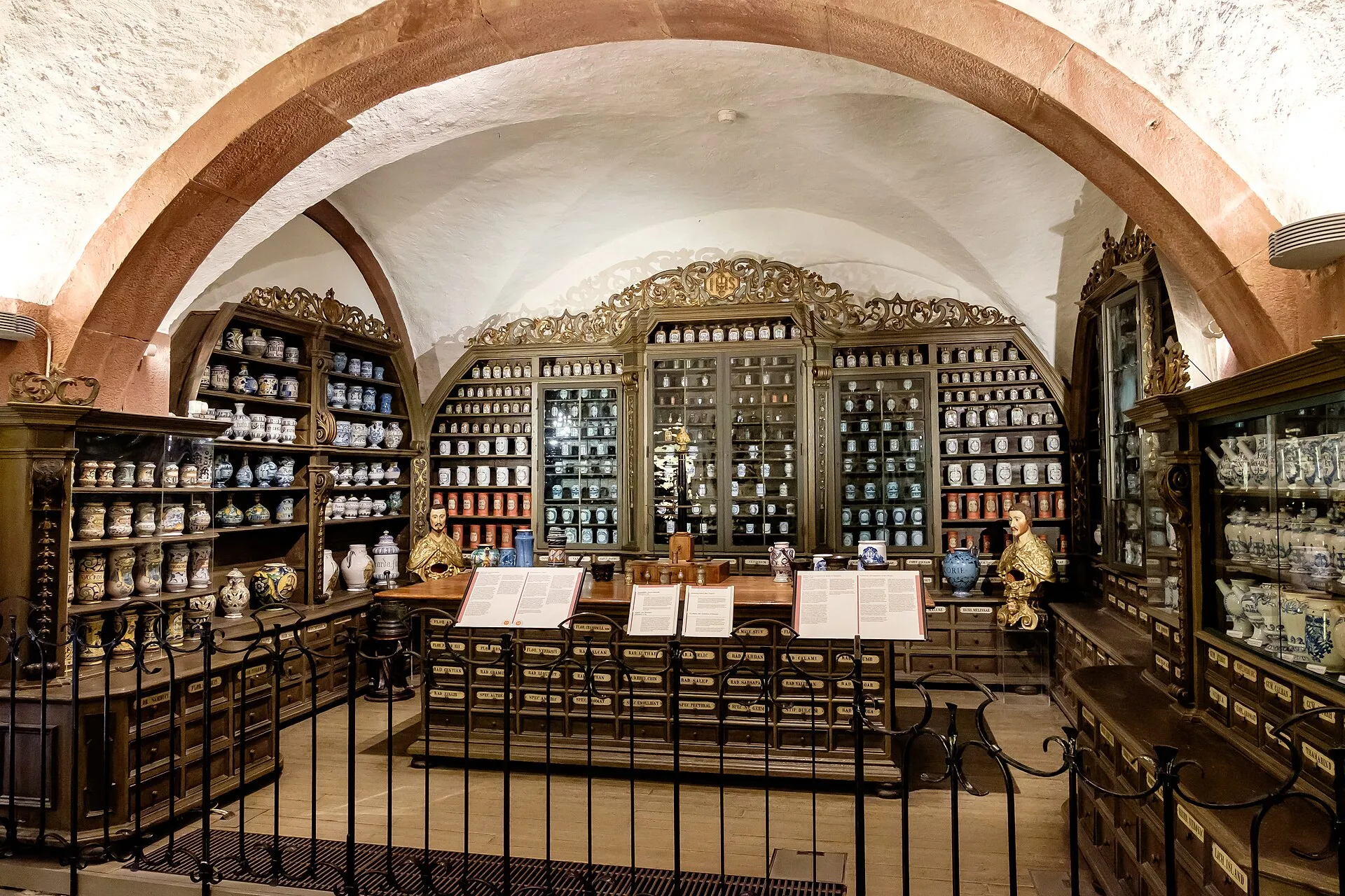 Ausstellungsraum im Deutschen Apotheken-Museum mit historischer Offizin