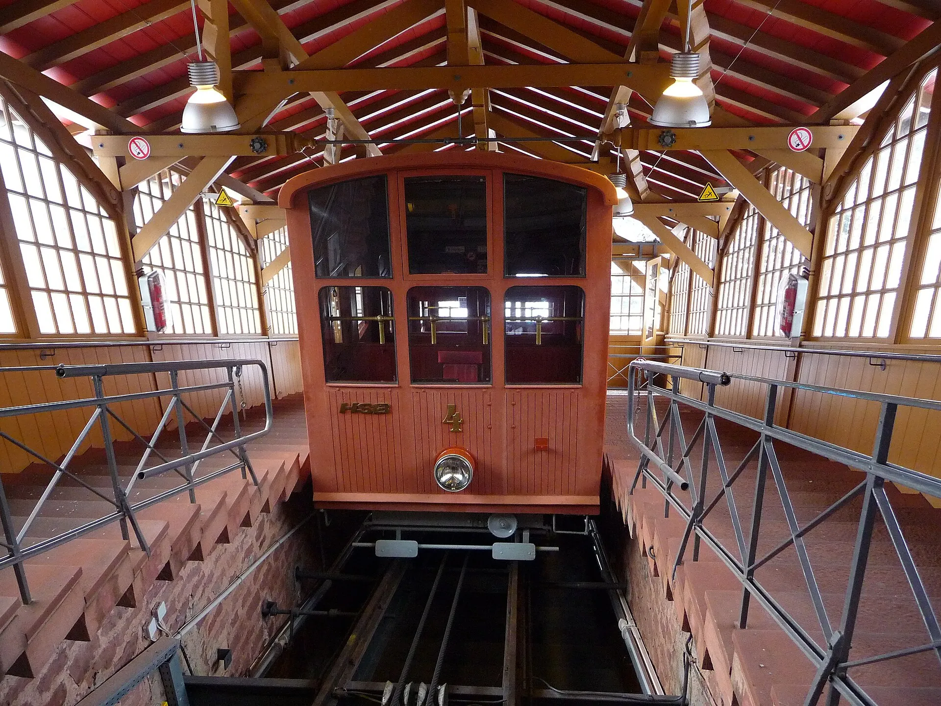 Historischer Wagen der oberen Heidelberger Bergbahn in der Station