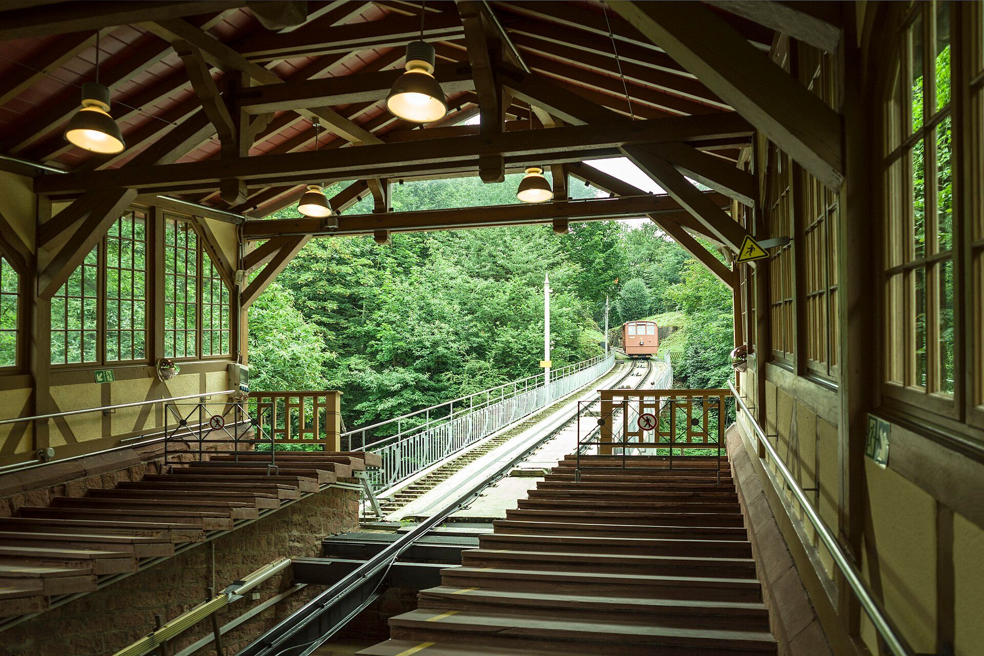 Obere Bergbahn fährt in die Station Molkenkur ein