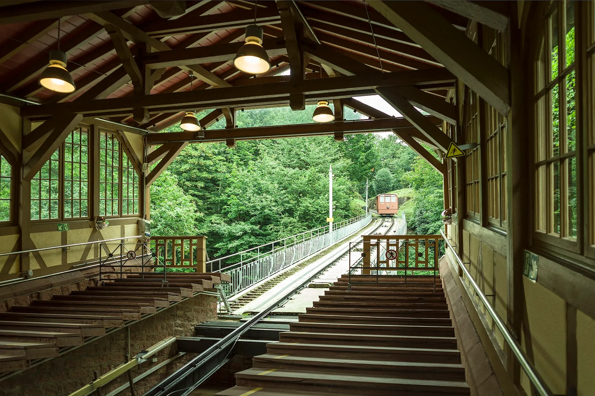 Obere Bergbahn fährt in die Station Molkenkur ein
