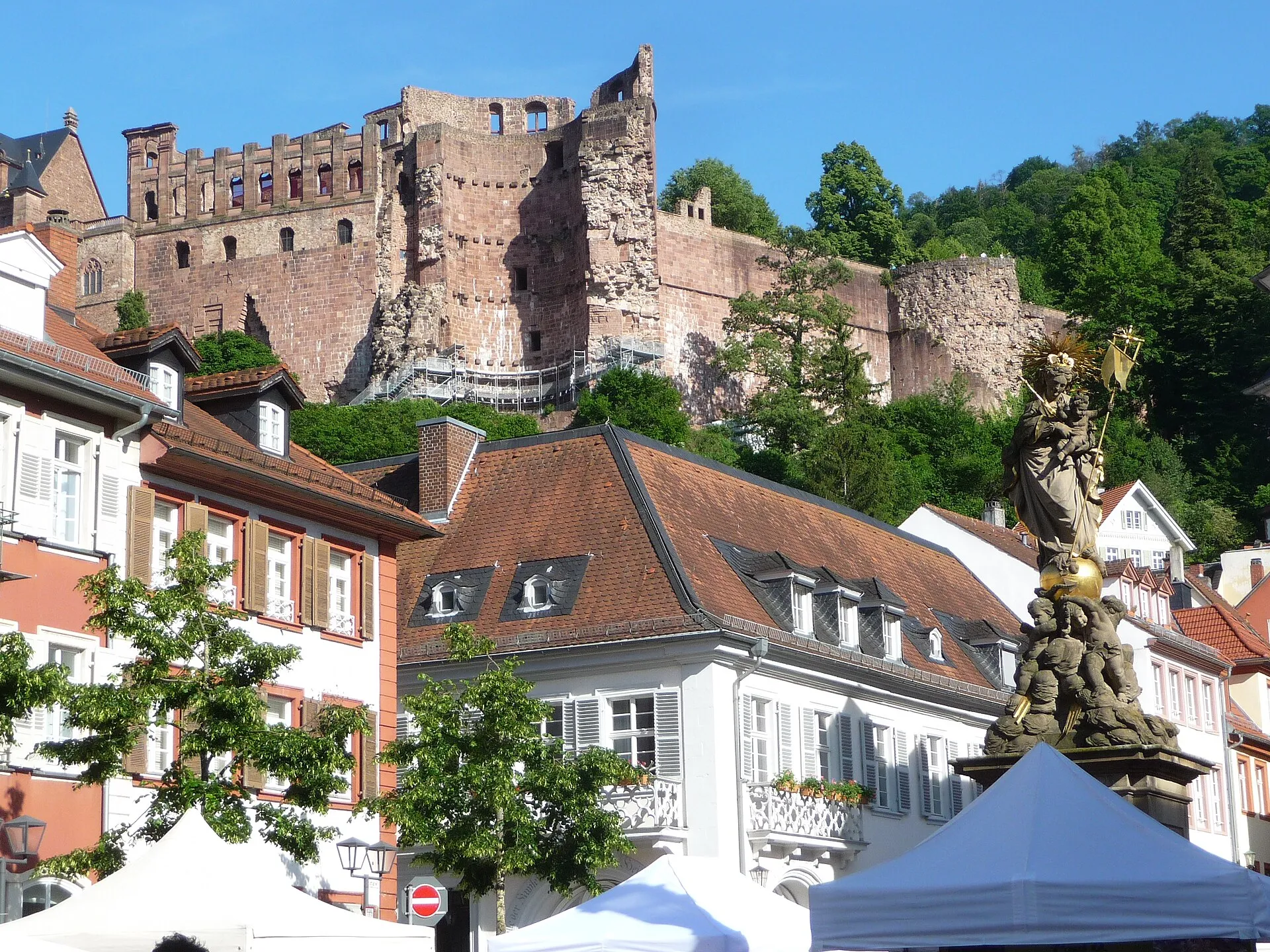 Kornmarkt in Heidelberg mit Blick auf das Schloss über den Dächern