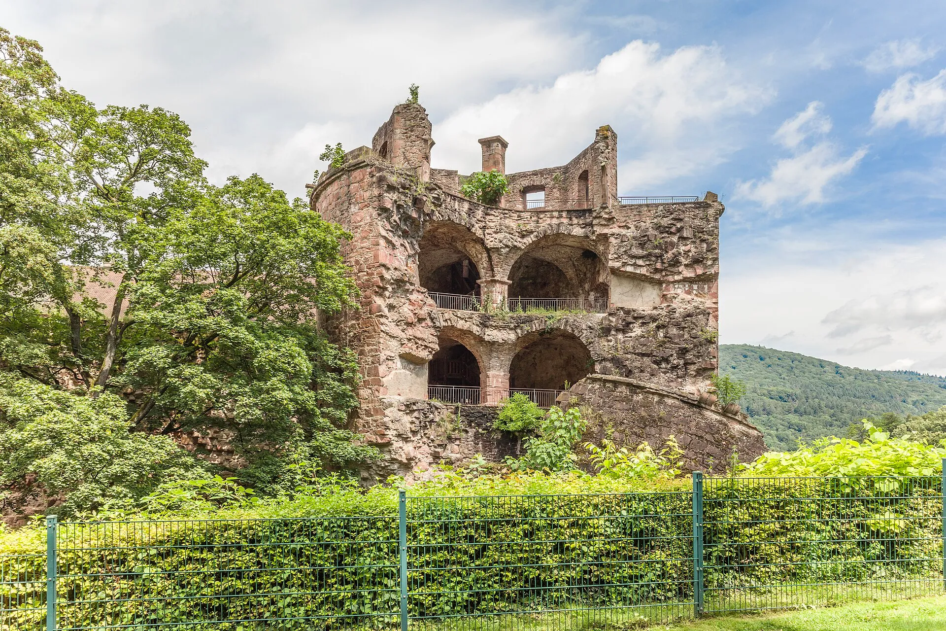 Gesprengter Turm, auch Krautturm genannt, im Schlossgarten