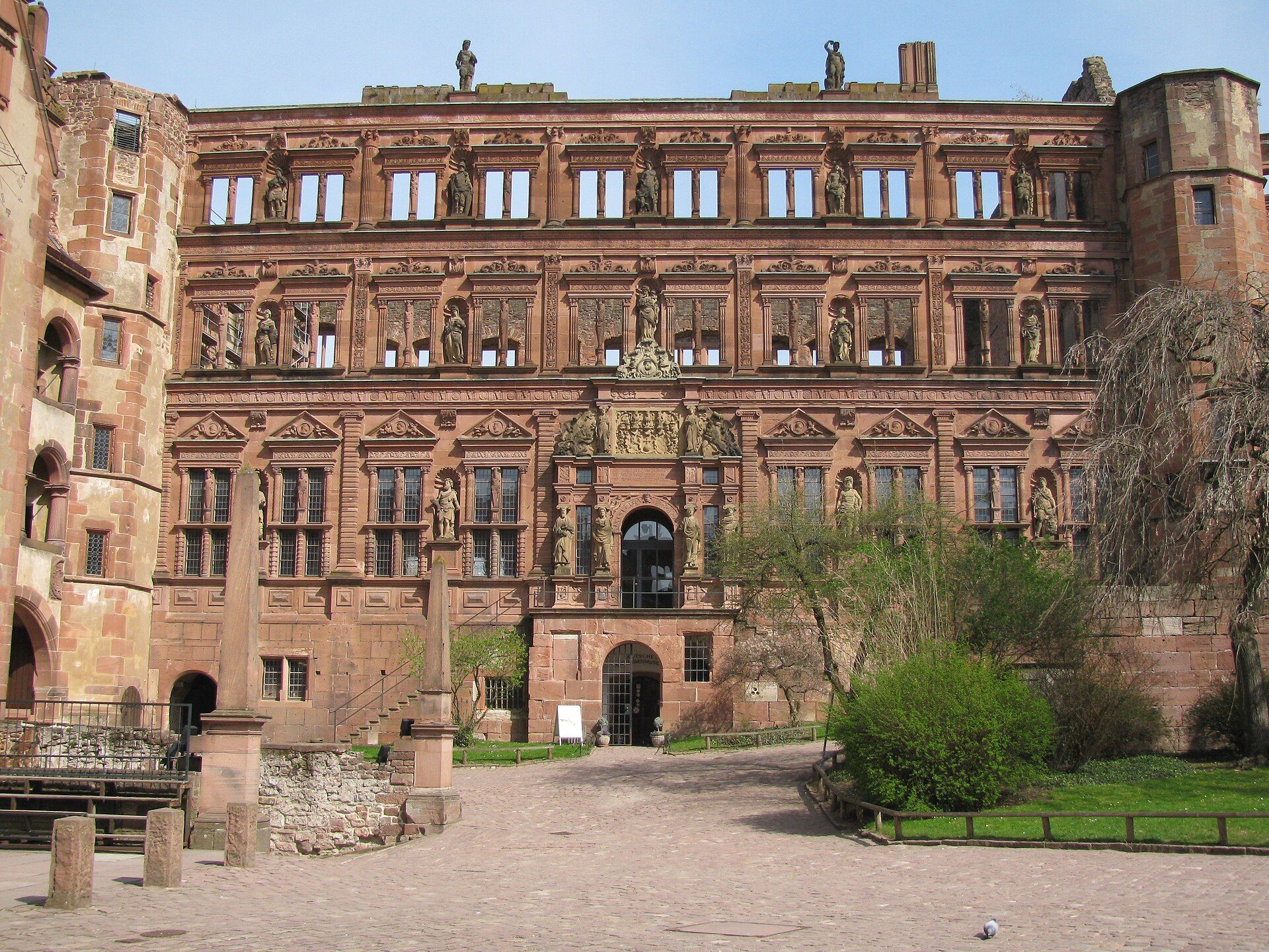 Fassade des Ottheinrichsbaus im Schlosshof